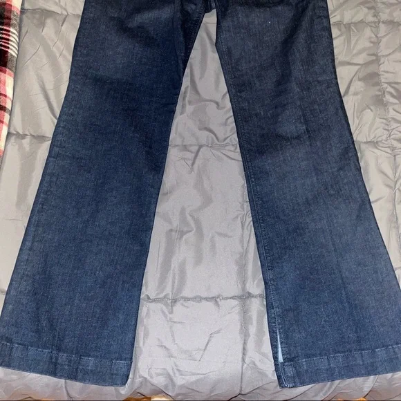 A flattering bootcut silhouette and perfect mid rise
Lucky Brand 
Dark Blue Wash - Picture 3 of 3